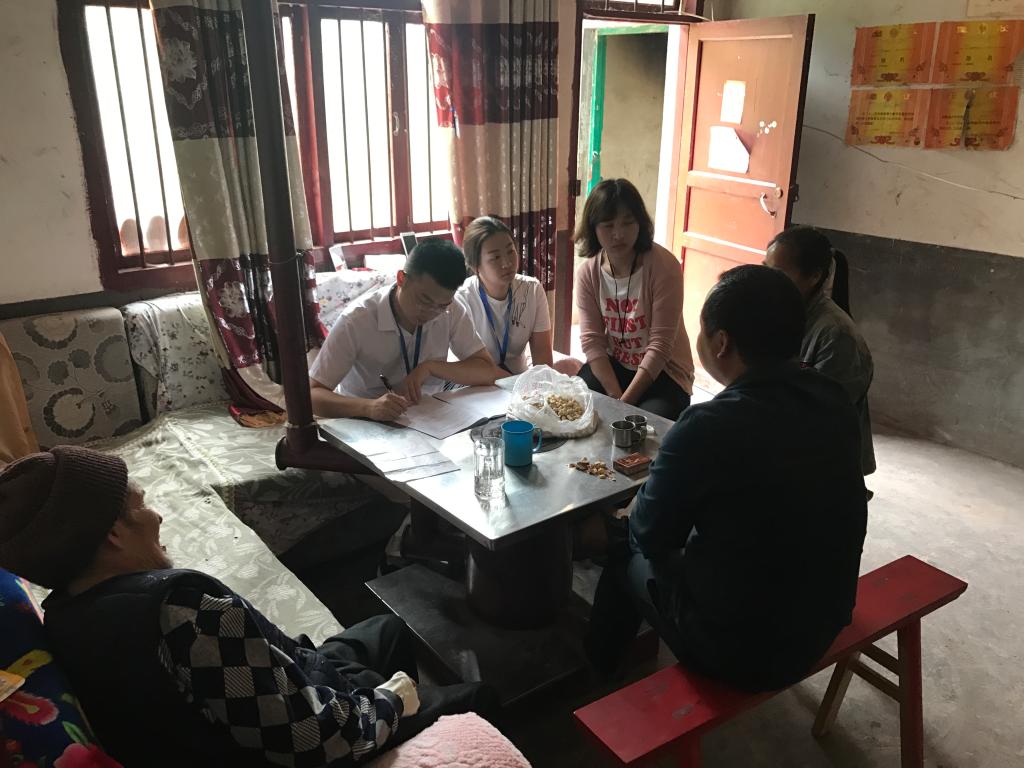 详细记录了解贫困生家庭情况