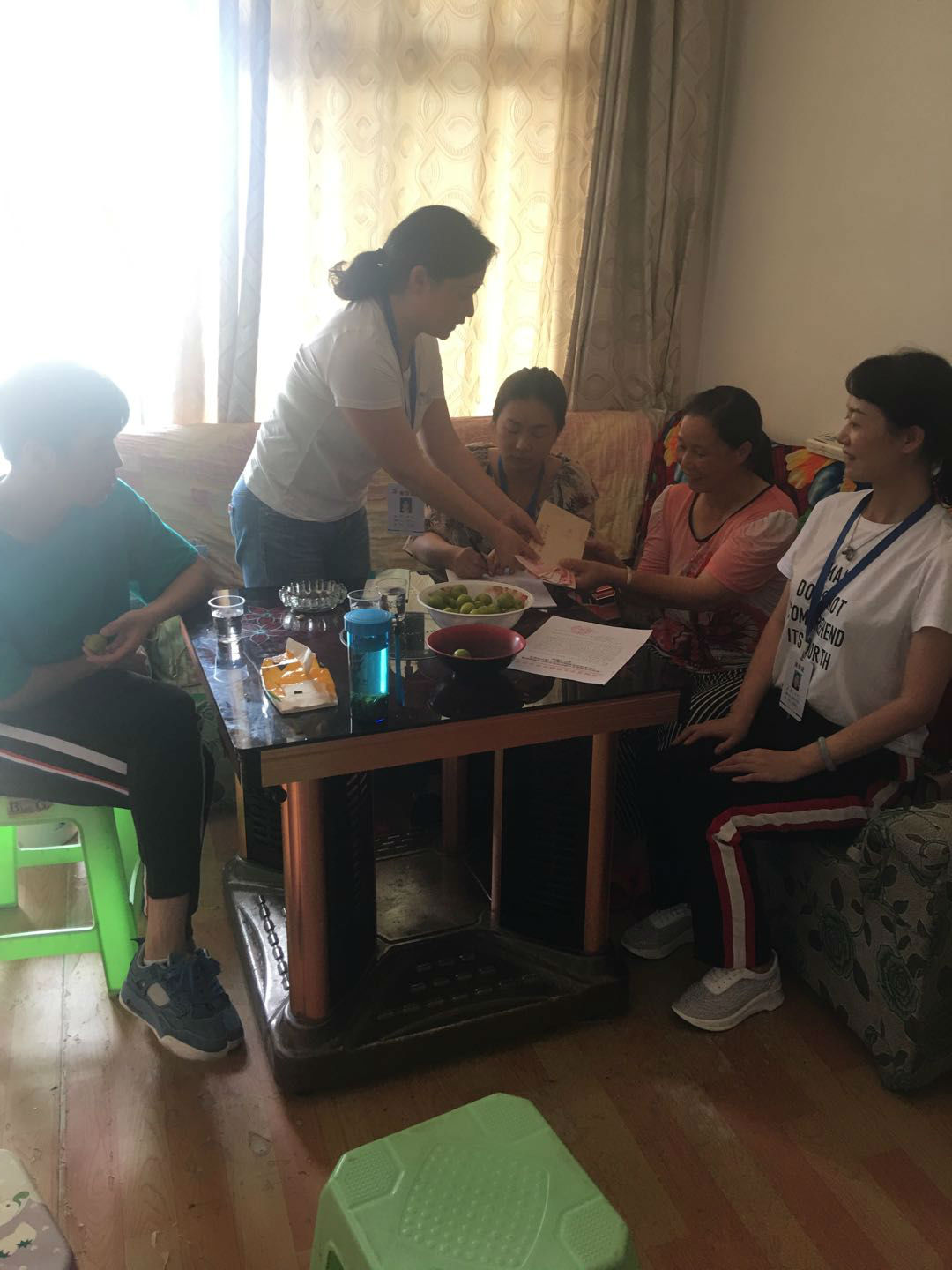 谢娟向贫困生家庭发放慰问金
