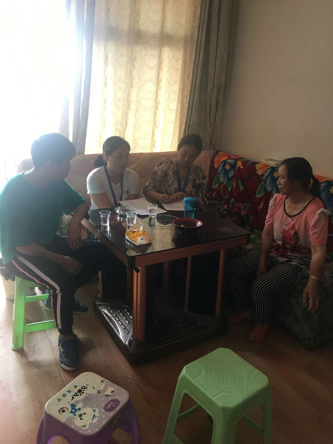 谢娟向贫困生家庭讲解国家资助政策